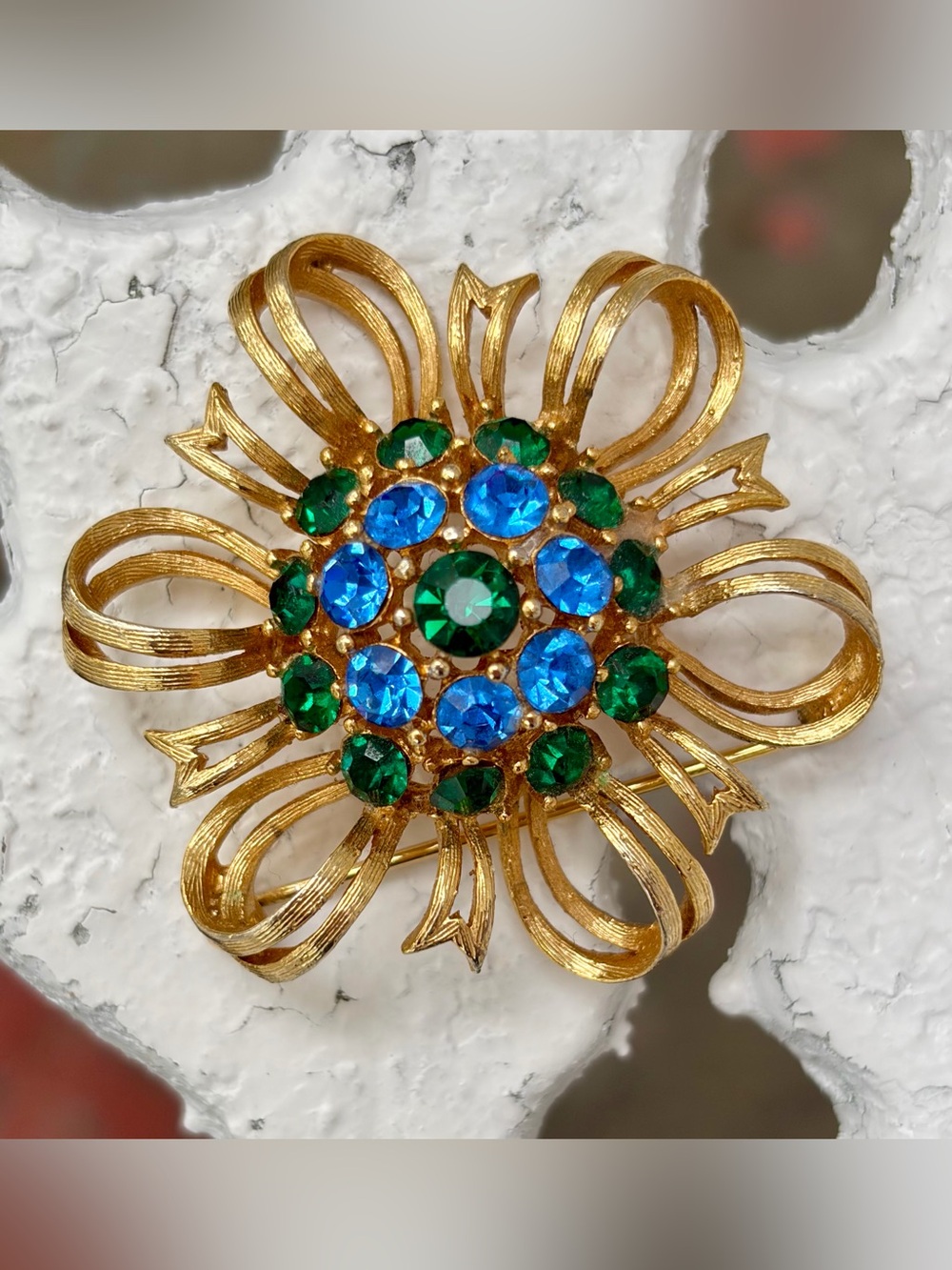 1950s Lisner Blue Green Rhinestone Brooch, Goldtone Setting